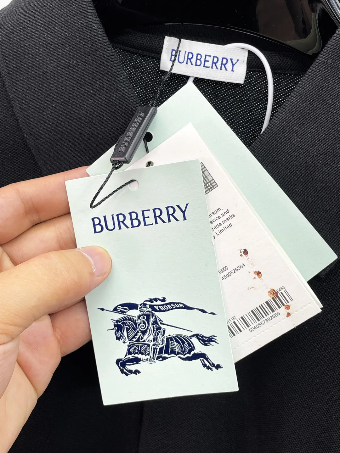 Burberry New Arrival Polo shirt, complete with three labels, original fabric, original customized accessories, official Same Style, made of 210g pure cotton pique fabric, customized same-tank dyed fabric, very comfortable and smooth to the touch, very wide and stylish, produced by the first-line brand Factory, imported Behringer embroidery machine, embroidery is full and textured, the collar rib is woven with imported yarn, does not deform after long-term wear, the most New Arrival style in spring and summer, fashionable and individual Super Versatile and good-looking. It is very suitable for both men and women. It is a must-have for everyone. Size: S-XXL